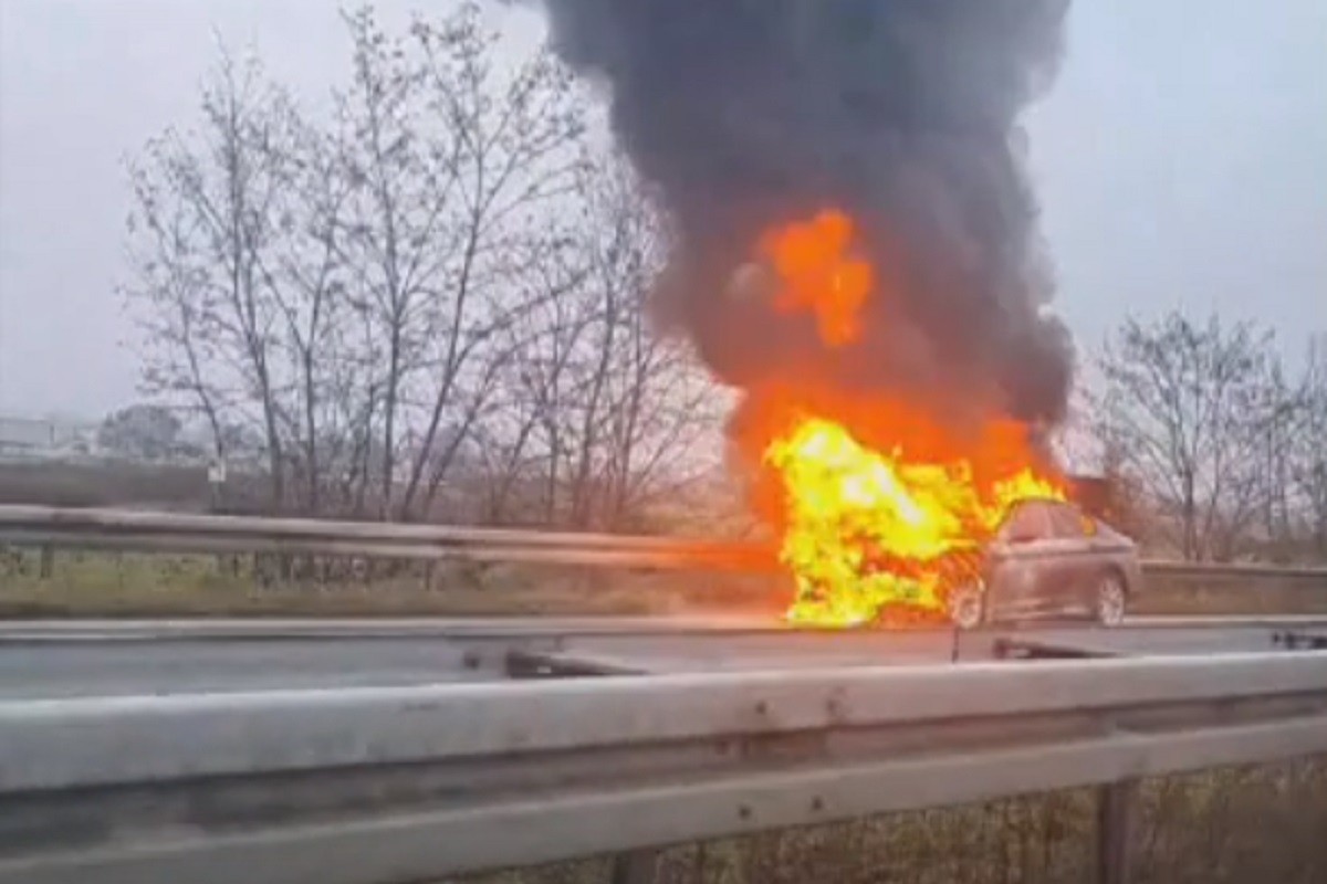 Požar na cesti, potpuno izgorio auto (VIDEO)