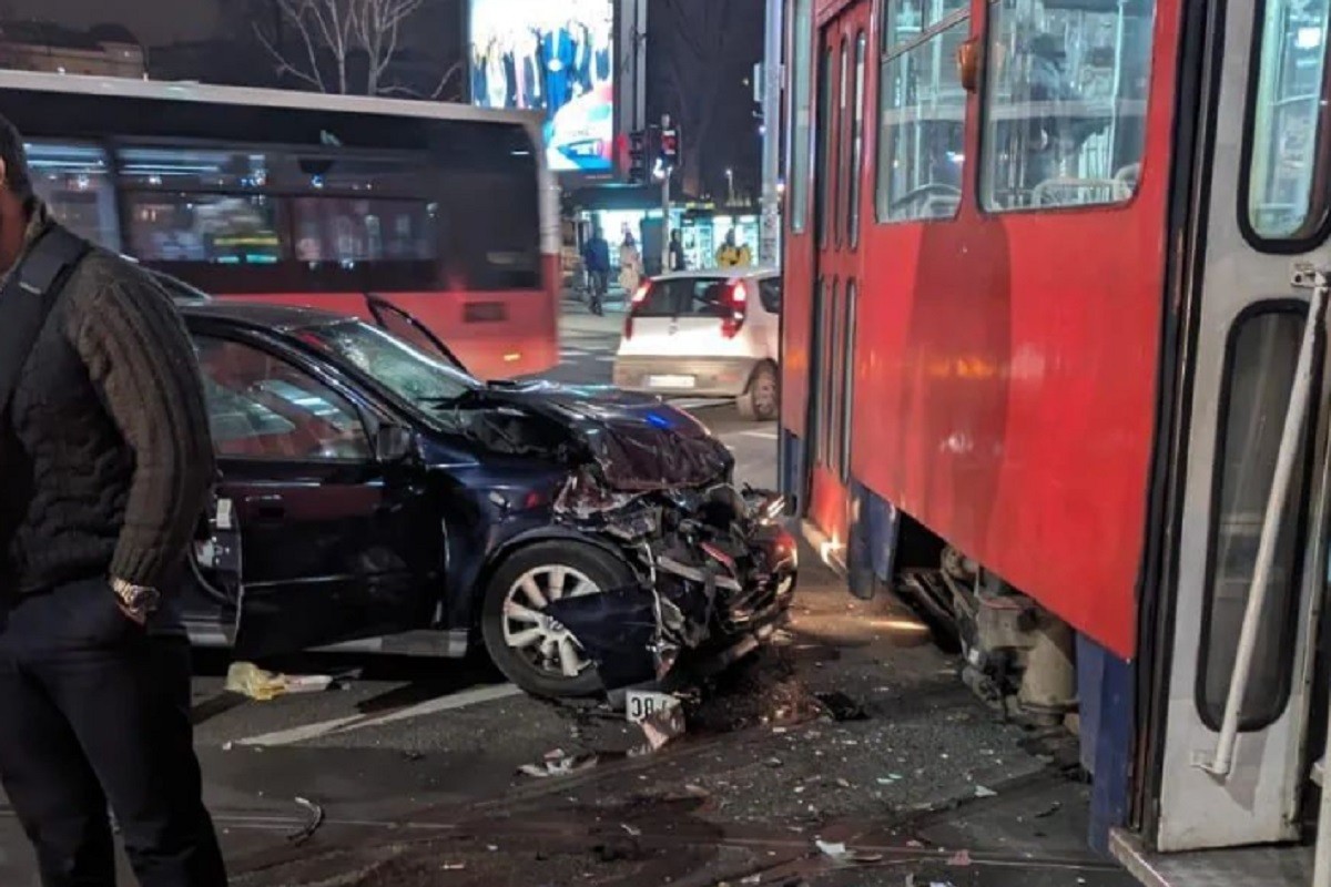 Auto u Beogradu se zakucao u tramvaj, dijelovi vozila svuda po putu