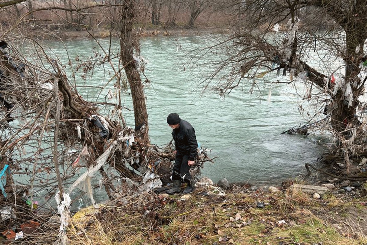 Najtužnija slika iz Prijepolja: Otac traži sina na obali rijeke