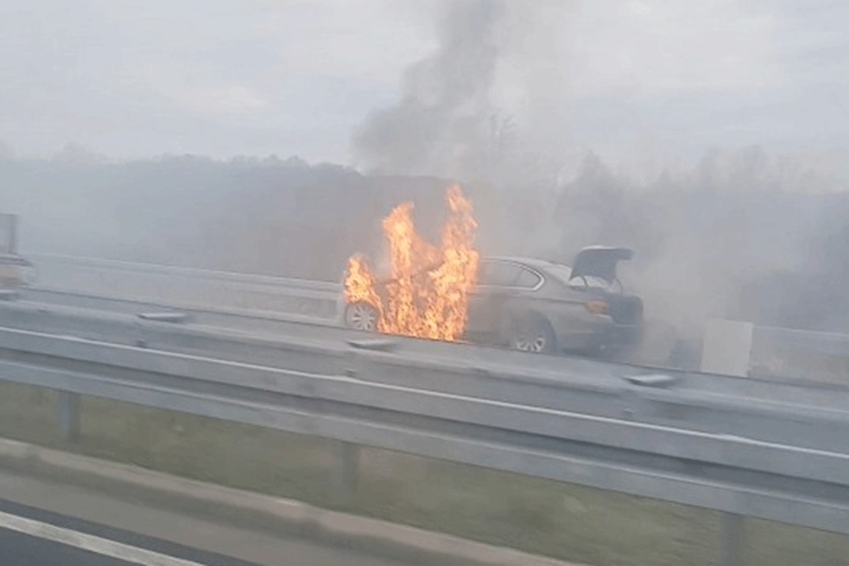 Vozilo u plamenu na auto-putu "9. januar"  (VIDEO)