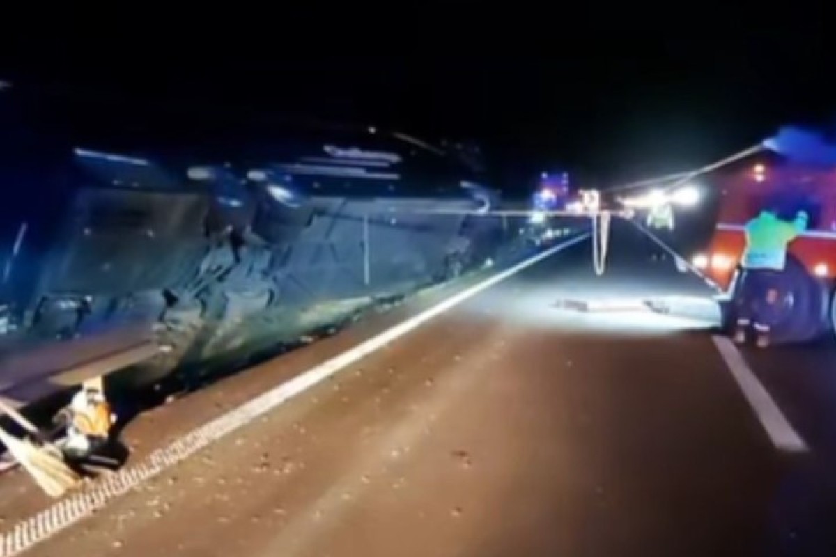 Prvi snimak prevrnutog autobusa na auto–putu (VIDEO)