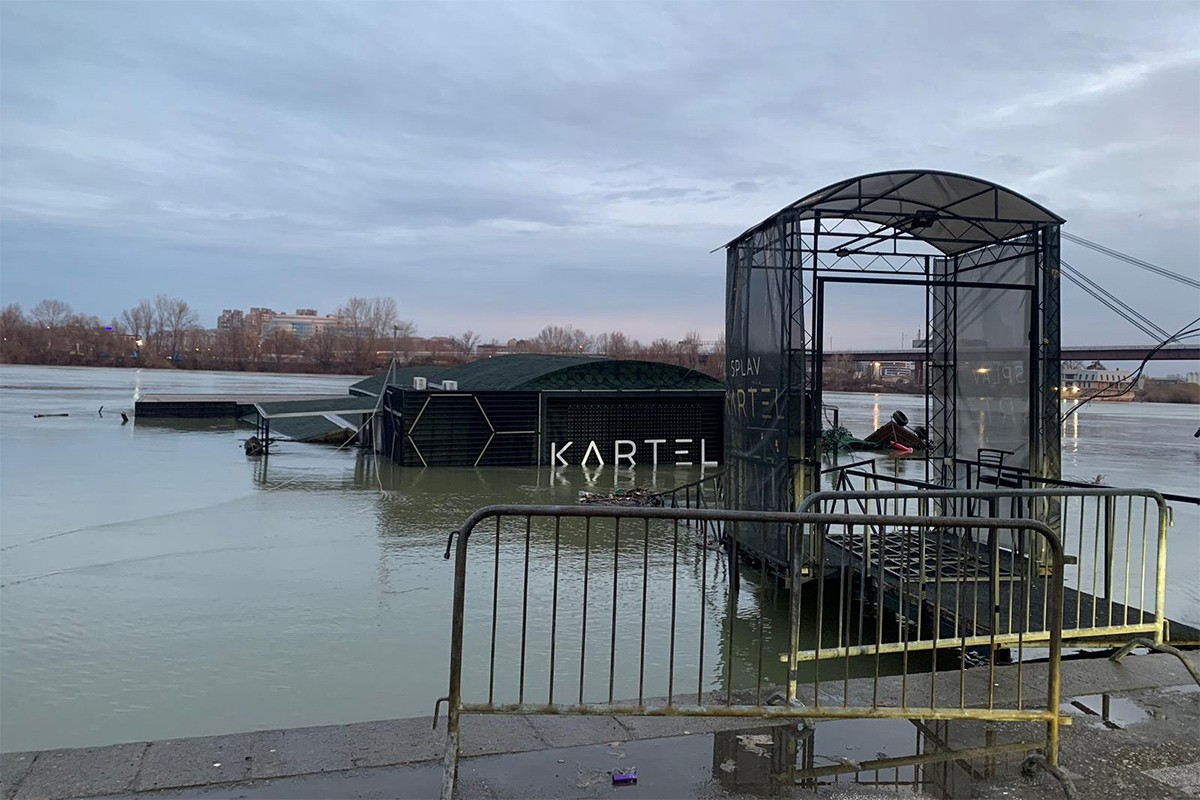 Potonuo splav u Beogradu, mladi u panici skakali u vodu (VIDEO)