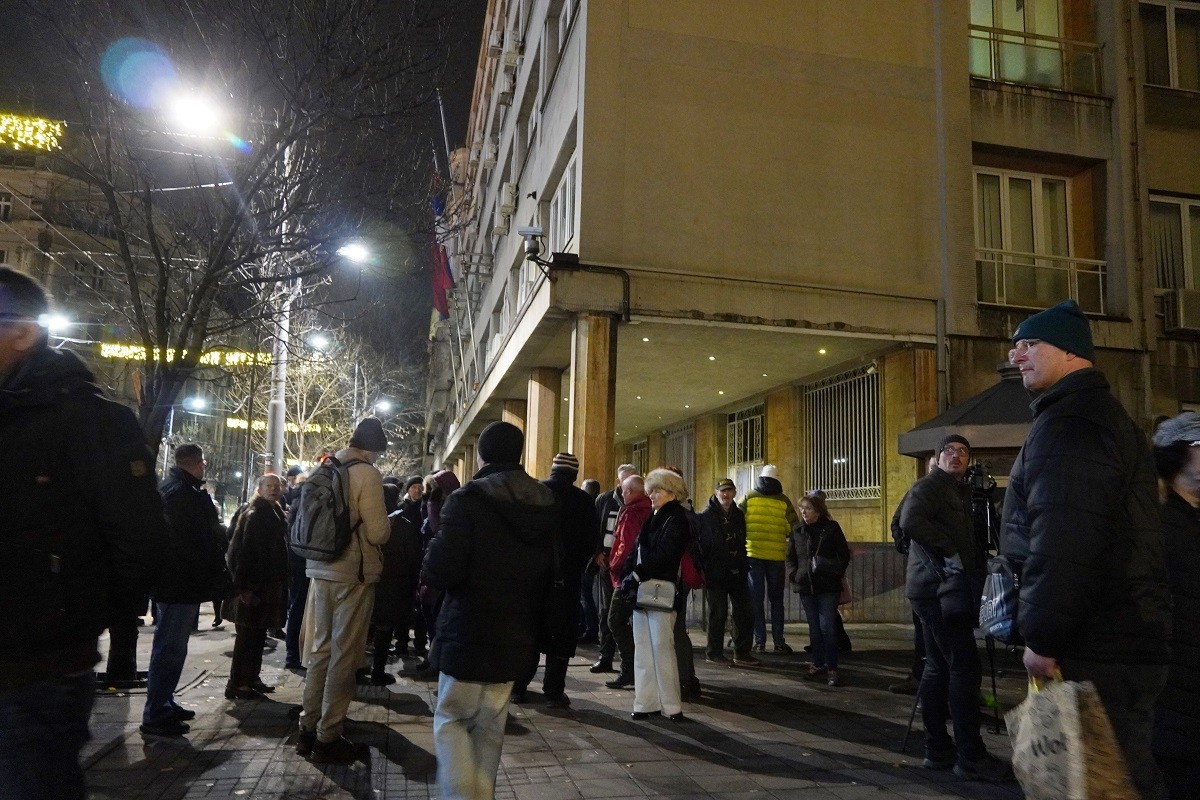 Blokiran centar Beograda: Učesnici protesta razvalili vrata Skupštine grada (VIDEO)