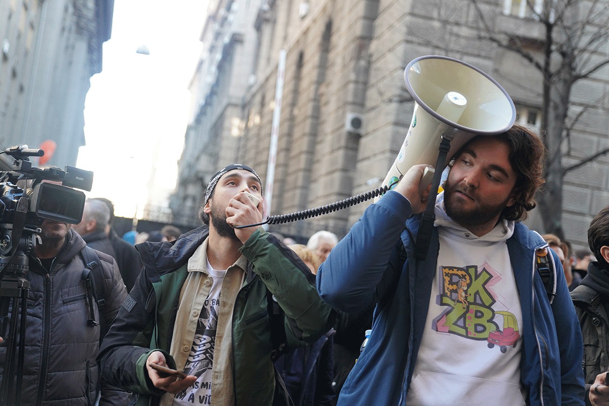 Studenti blokirali ulaz u Ministarstvo državne uprave, traže ponavljanje izbora (VIDEO)