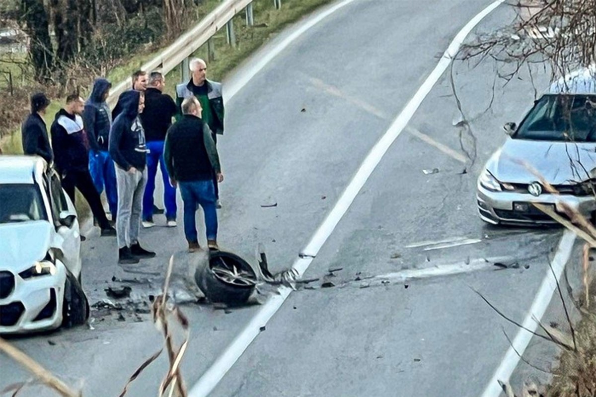 Žestok sudar dva auta, jednom otpao točak