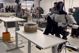 Pogledajte kako Tesla humanoidni robot slaže veš (VIDEO)