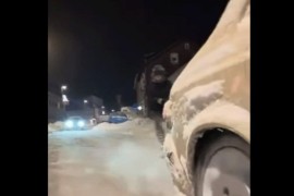 Skijao po ulici zakačen za auto, nije imao kacigu (VIDEO)