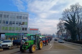 Poljoprivrednici provozali traktore kroz grad zbog rudnika (FOTO)