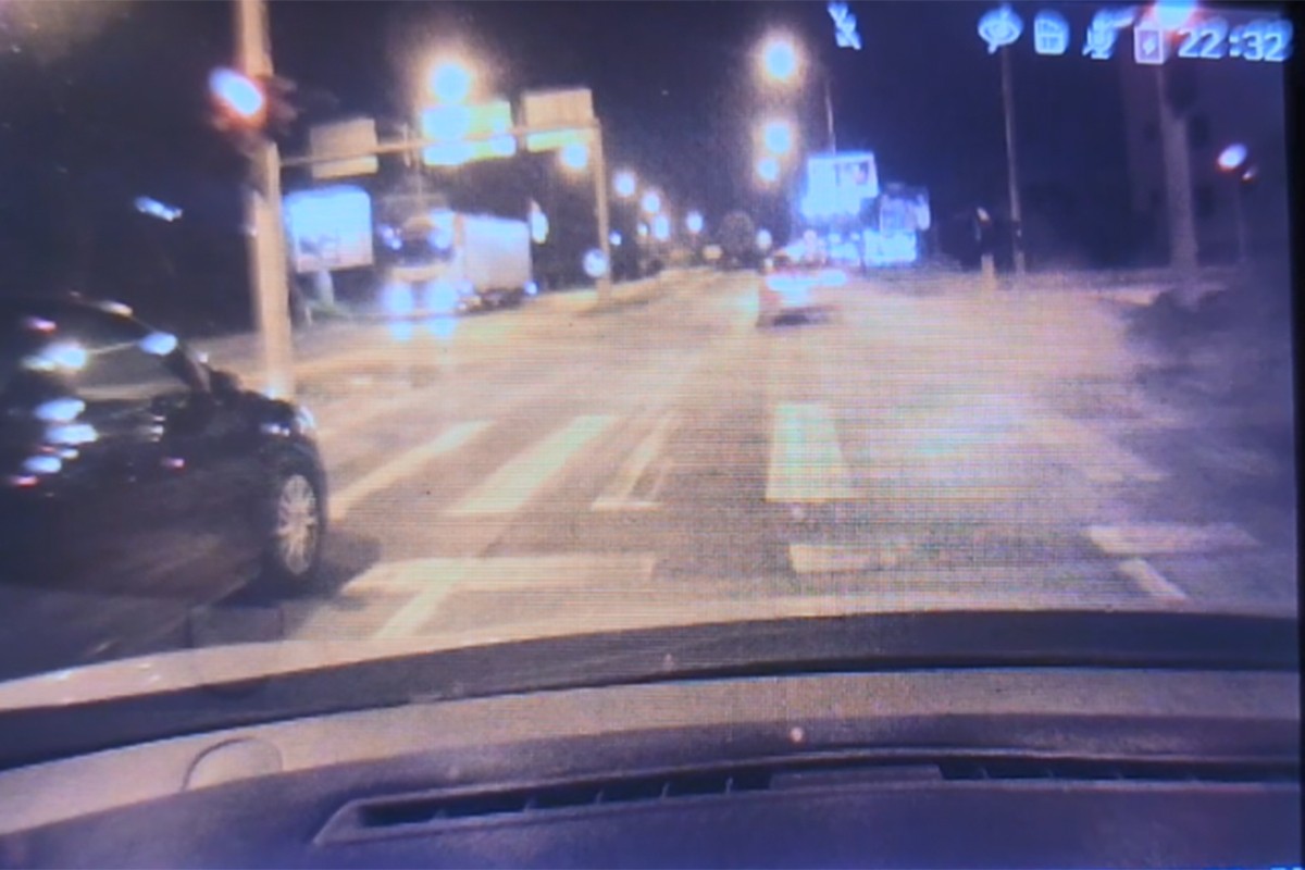 Opasna vožnja u Banjaluci: Punom brzinom projurio kroz crveno svjetlo (VIDEO)