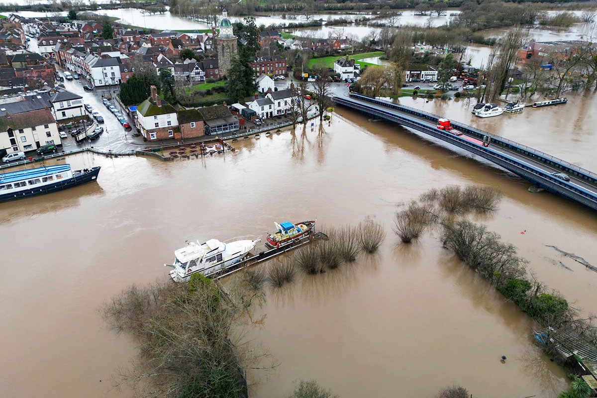Snažna oluja pogodila Britaniju, blokirani putevi i mostovi