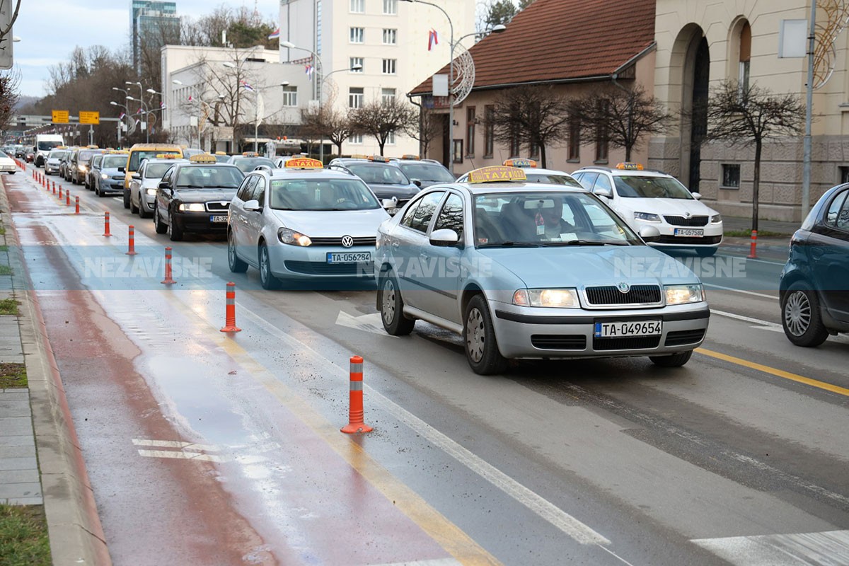 Protest taksista u Banjaluci zbog stajališta i licenci (FOTO)