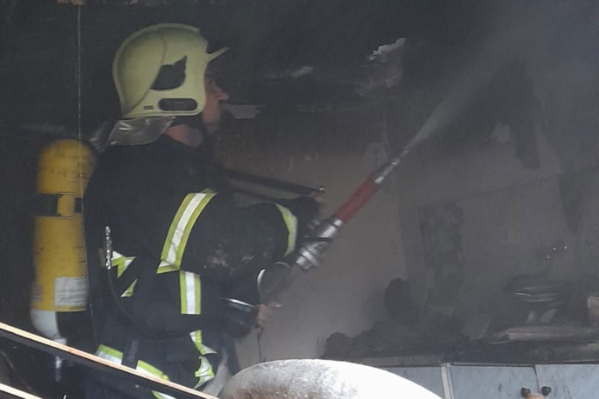 Dobojlija nastradao u požaru u kući, zapalio se dimnjak (FOTO)