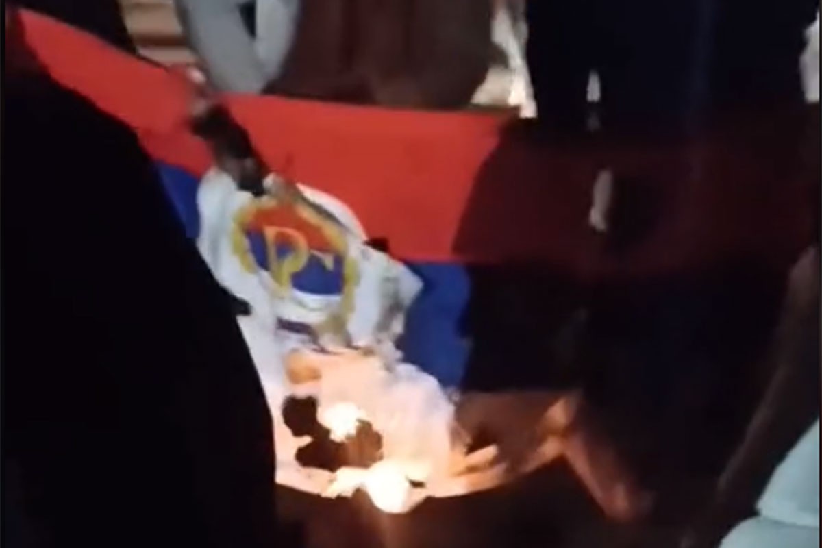 Zapaljena zastava Republike Srpske (VIDEO)