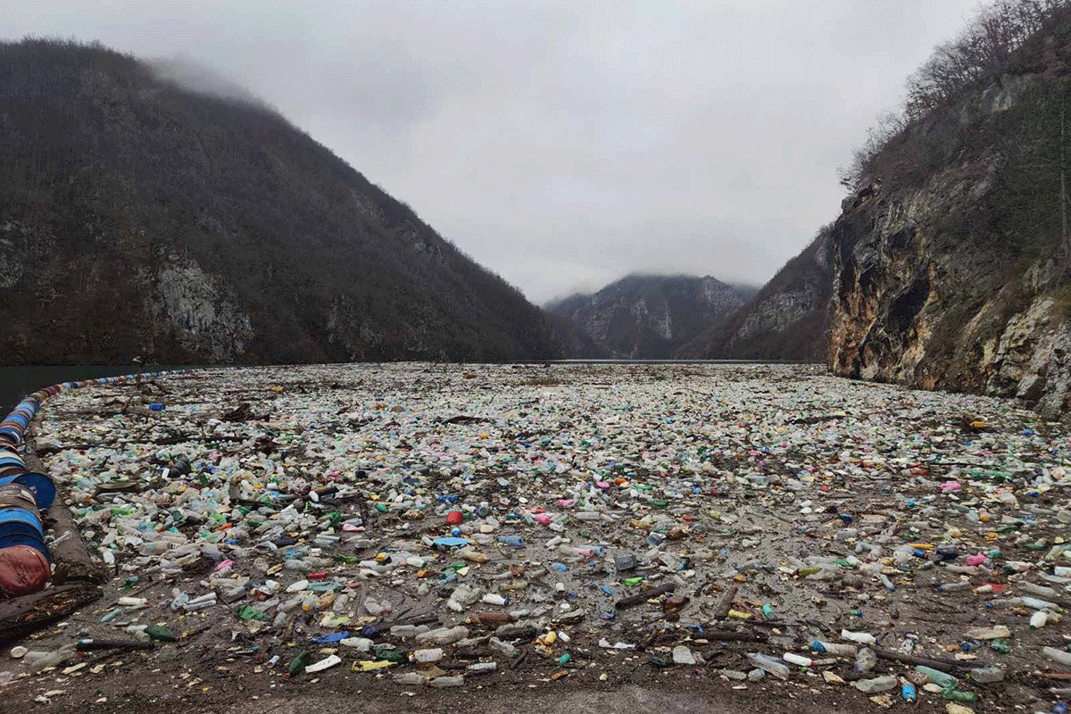Ekološka katastrofa u Višegradu, hiljade tona smeća u Drinskom jezeru (FOTO, VIDEO)