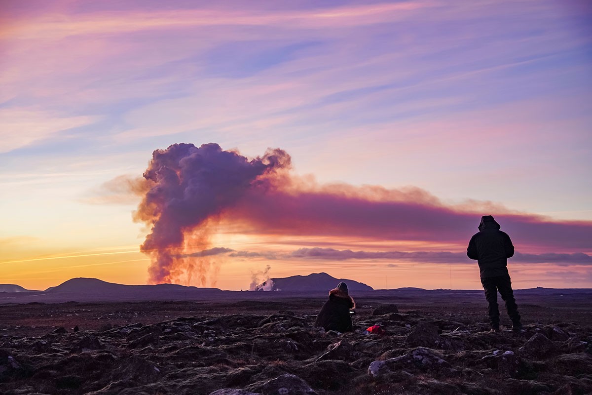 Lava guta grad na Islandu (VIDEO)