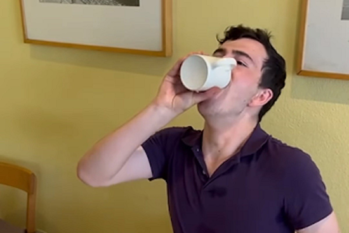 Postavljen novi rekord u ispijanju šolje kafe (VIDEO)