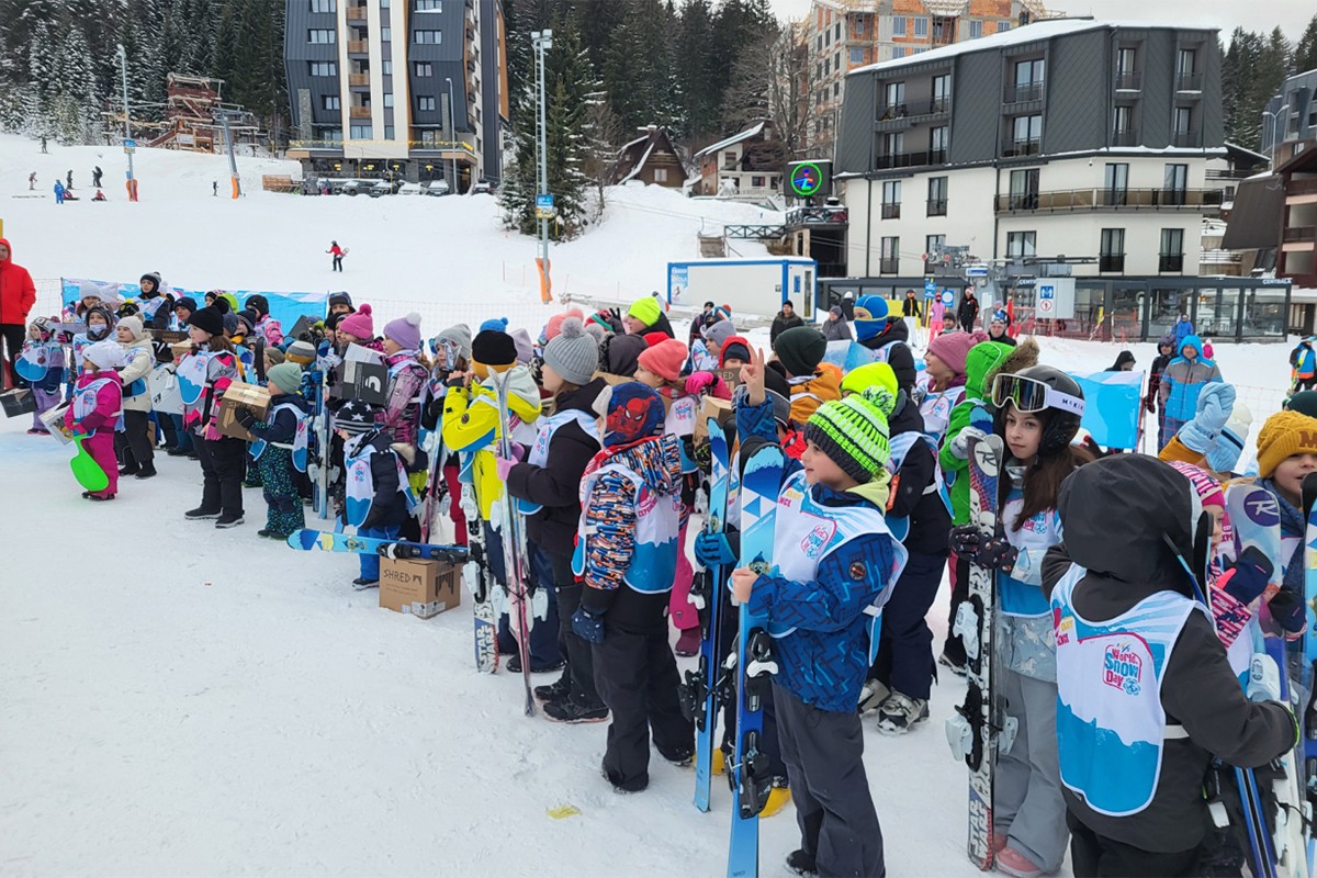 Djeci podijeljeno 100 pari skija i 100 kaciga