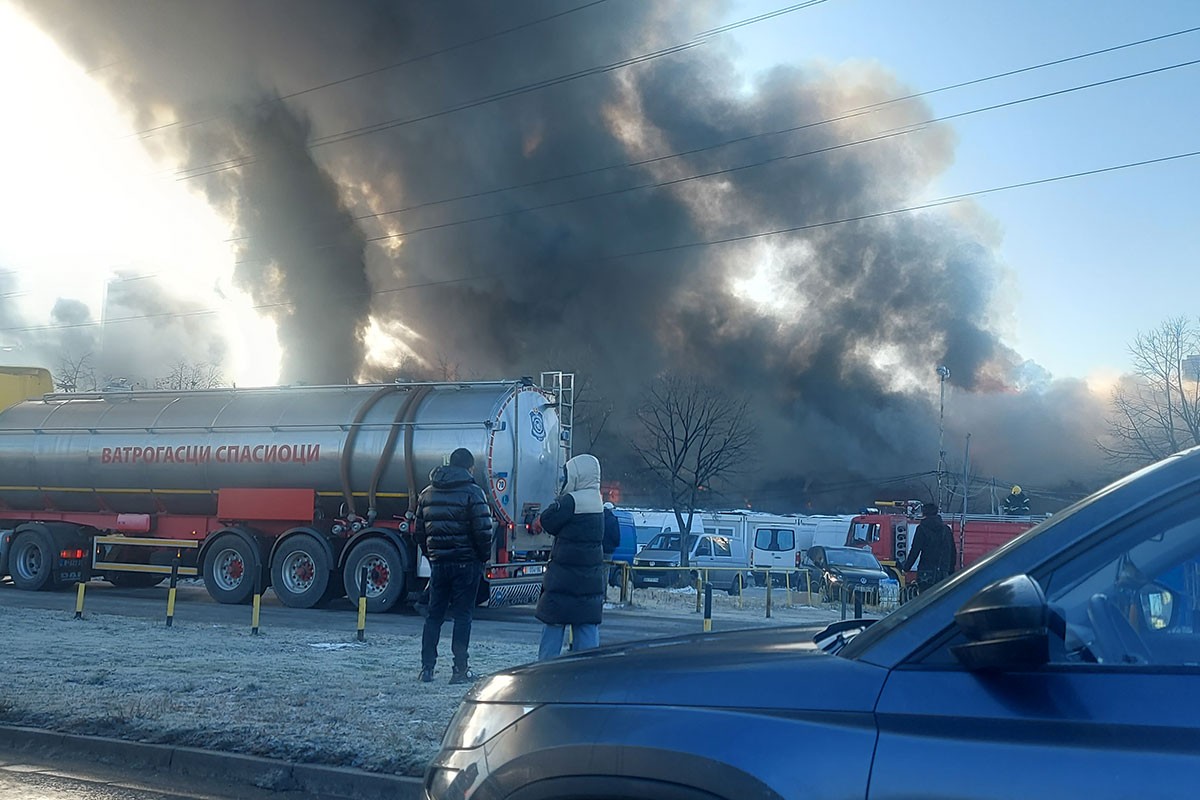 Požar u beogradskom tržnom centru: Čule se eksplozije, Kinezi spasavaju robu (VIDEO)