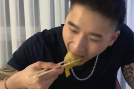 Kinez pokazao kako sarmu jede štapićima za jelo (VIDEO)