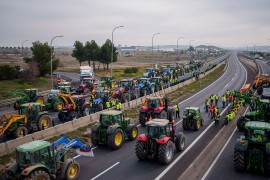 Španski farmeri peti dan na nogama, blokirani putevi