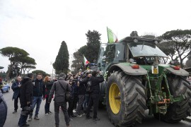 Demonstranti na traktorima dijele voće siromašnima u Napulju