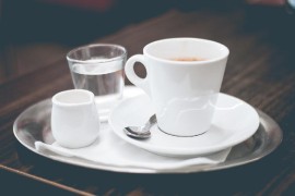 Znate li zašto se uz kafu poslužuje čaša vode?