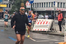 Priča o čovjeku (69) koji trči maratone širom svijeta sa ananasom ...