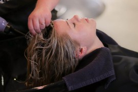 Stručnjak "srušio" mit o pranju kose u salonima
