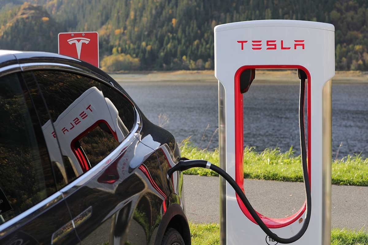 Tesla povlači 2,2 miliona vozila u SAD zbog premalih svjetala upozorenja