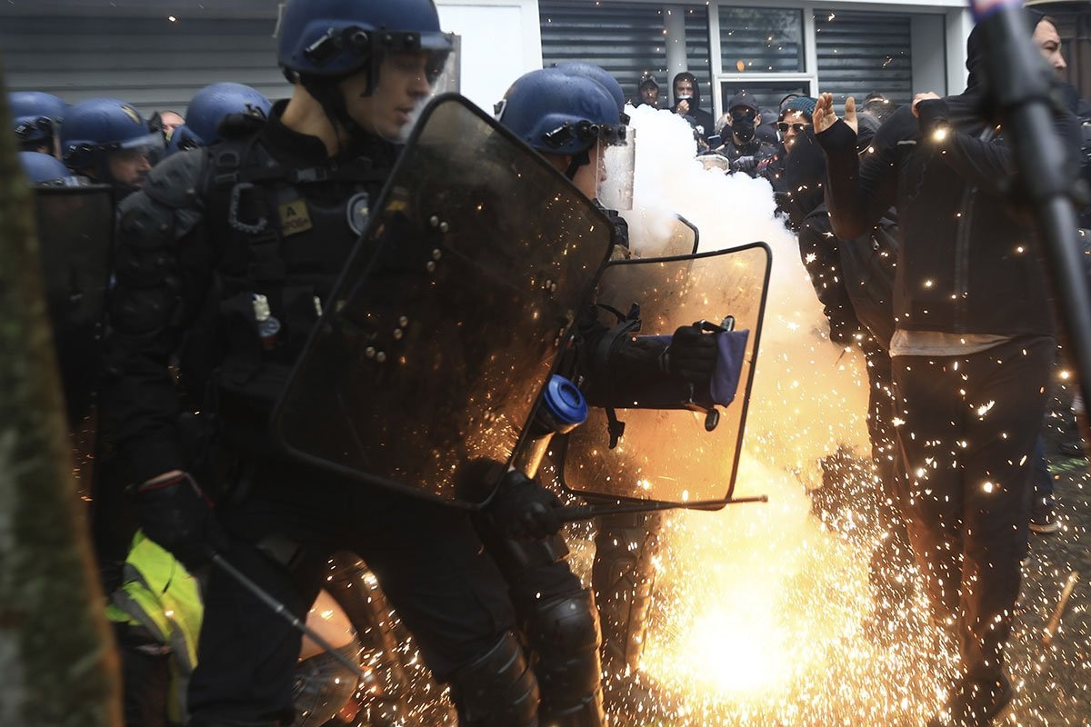 Policija ispalila suzavac na demonstrante nezadovoljne odlaganjem izbora