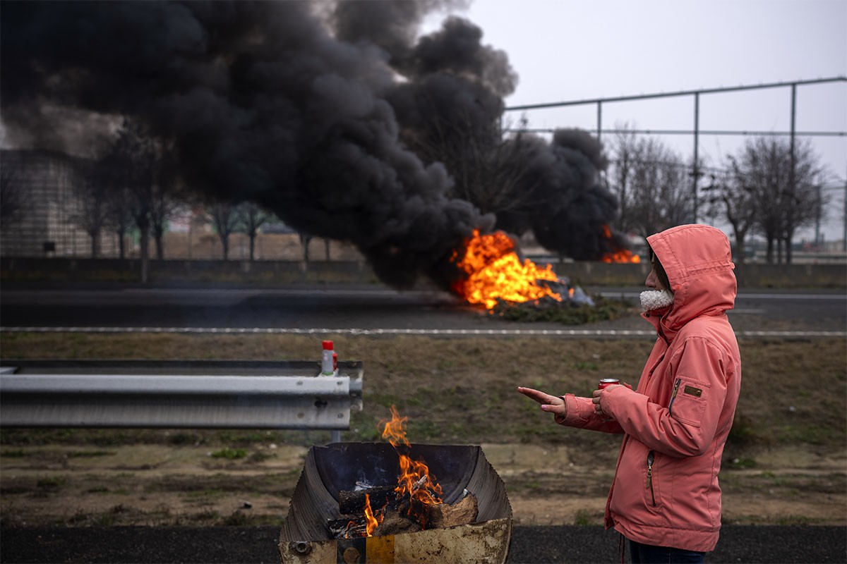 Poljoprivrednici u Španiji blokirali auto-puteve, palili gume
