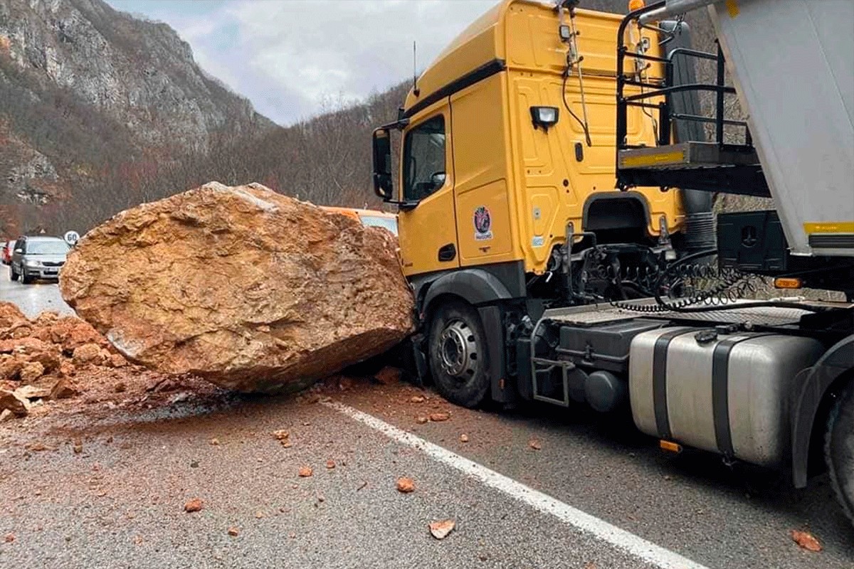 Odron na putu kod Foče: Ogromna stijena zakačila kamion (FOTO)