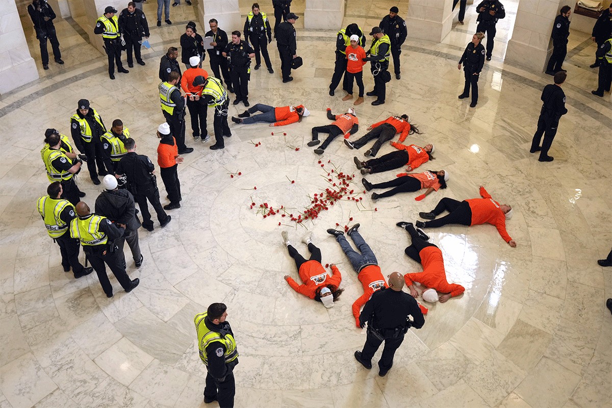 Demonstranti upali u američki Kongres (FOTO)