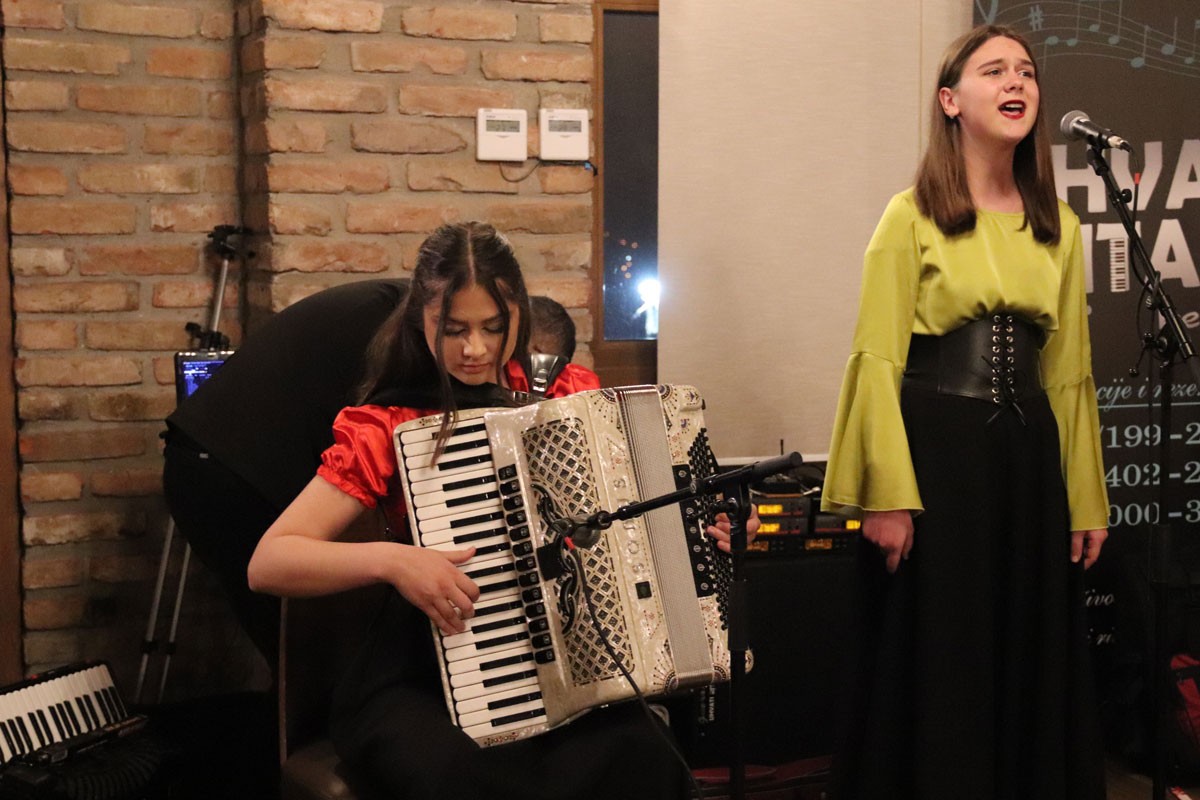 Sestre Nović ujedinila ljubav prema harmonici i etno-pjesmi (VIDEO)