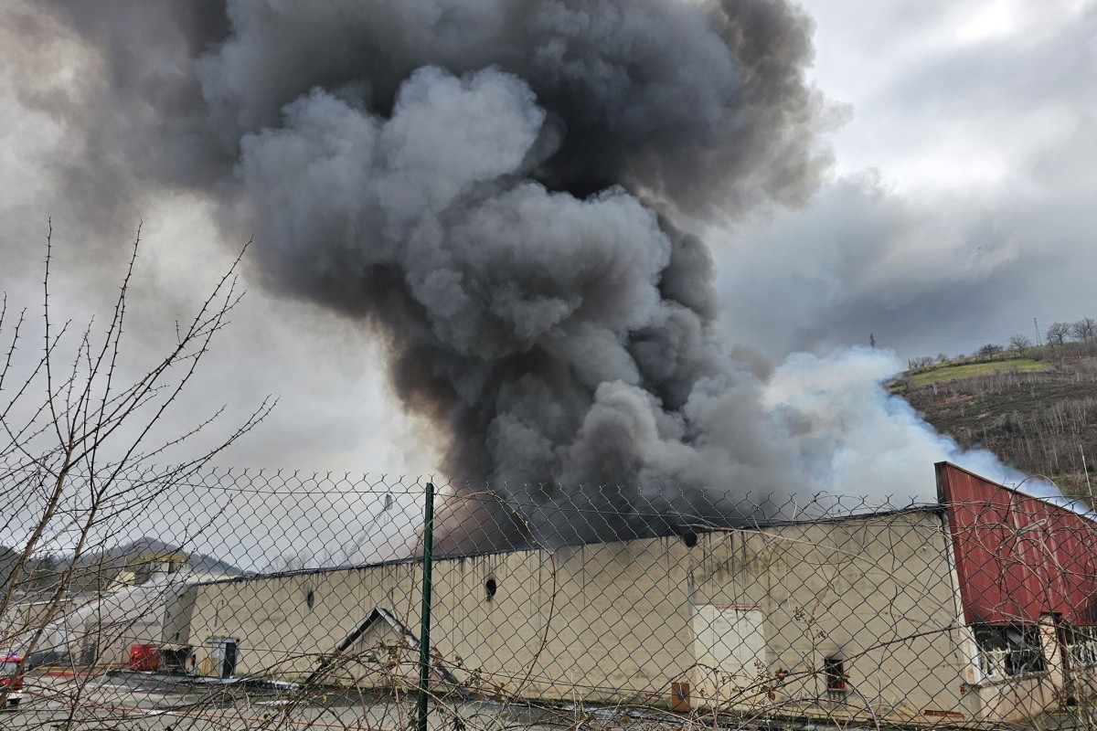 Veliki požar u fabrici u Francuskoj: Gori 900 tona litijumskih baterija (FOTO)