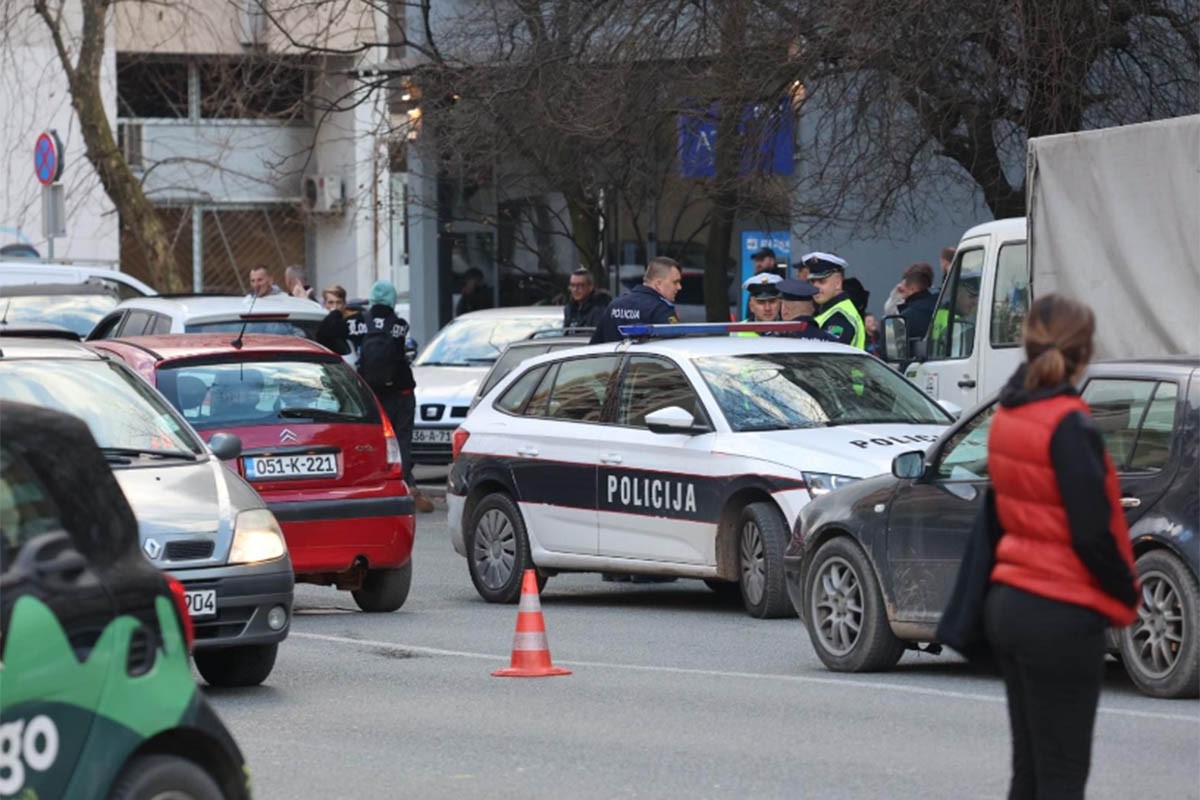 Detalji drame u Tuzli: Zabio se u policijsko vozilo pa pokušao pobjeći