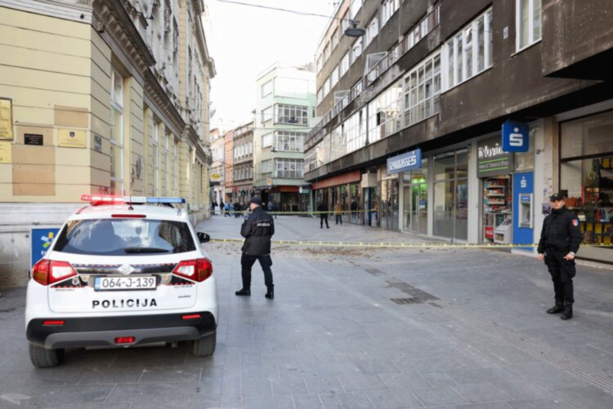 Fasada se obrušila u centru Sarajeva, povrijeđena žena