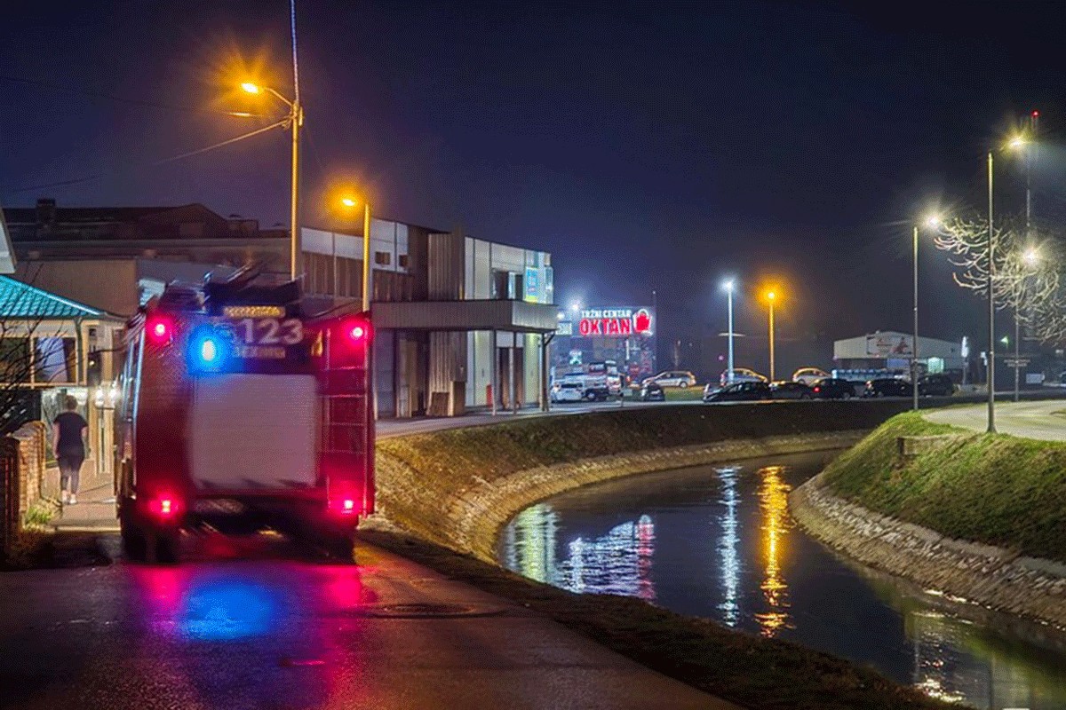 Biciklista sletio u kanal, intervenisali vatrogasci, hitna i policija (FOTO)