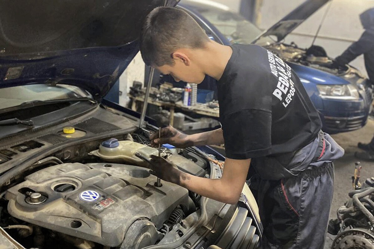Vukašin  (13) je najmlađi auto-mehaničar u Srbiji: Uči i zarađuje (FOTO)