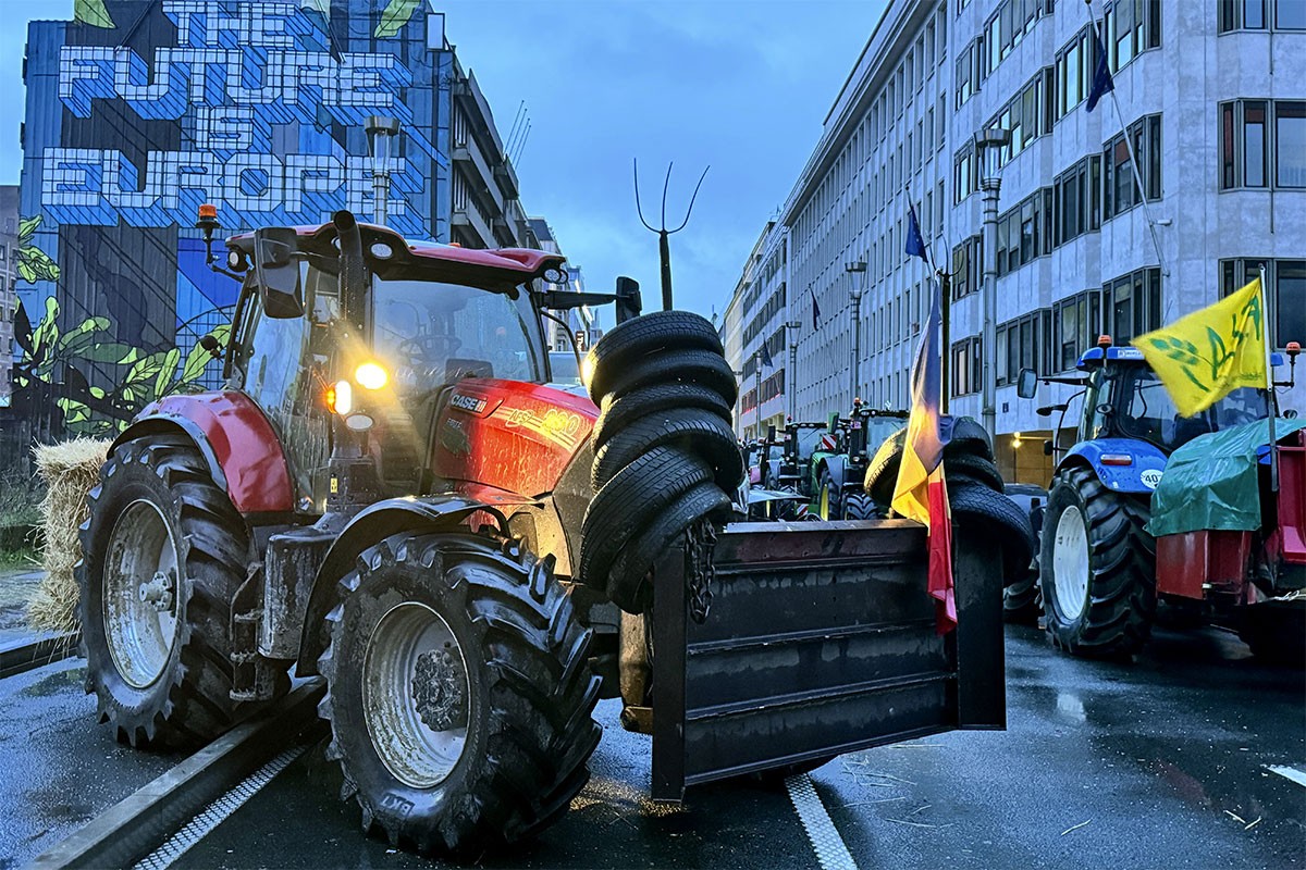 Novi protest poljoprivrednika u Briselu: Zatvoreni putevi i tuneli, bačene dimne bombe (VIDEO)
