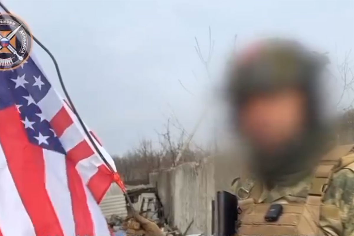 Američka zastava se zavijorila u Avdejevki (VIDEO)