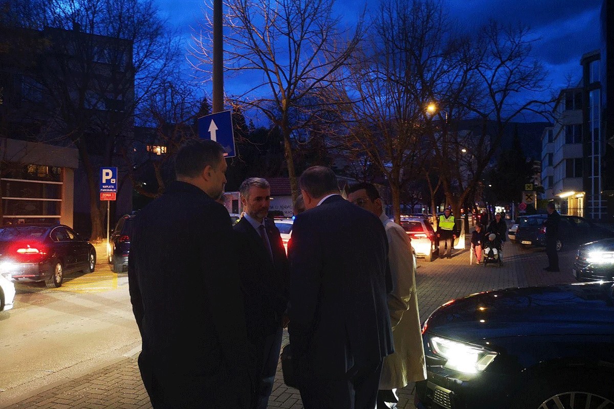 O čemu su lideri trojke i Dodik pričali ispred zgrade HDZ-a nakon sastanka?