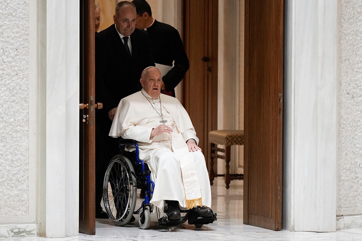 Papa Franjo prevezen u bolnicu