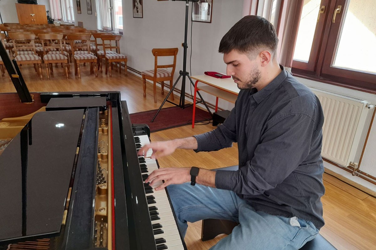 Nekad najmlađi učenik Muzičke škole postao nastavnik klavira (VIDEO)