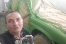 Mrkonjićanka pomjera granice: Jelena jedina auto-limarka u svom kraju (VIDEO)