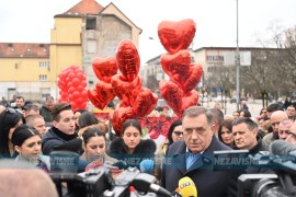 Dodik, Cvijanovićeva i Đajić ženama poklonili cvijeće (VIDEO)