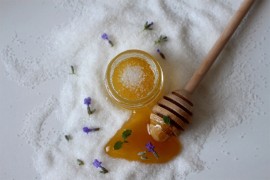 Savršeni piling s medom i šećerom za svježu i mekanu kožu