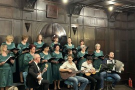 Publika sa ansamblom "Banjalučka svita" pjevala mnogobrojne hitove ...