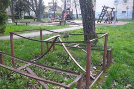 Park u centru Banjaluke devastiran, dijelovi rasuti na sve strane (FOTO)