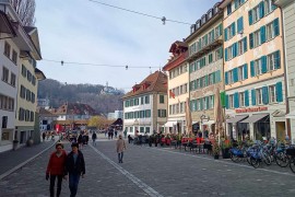 Lucern, bajkoviti grad na obalama jezera, u sjenci veličanstvenih Alpa ...